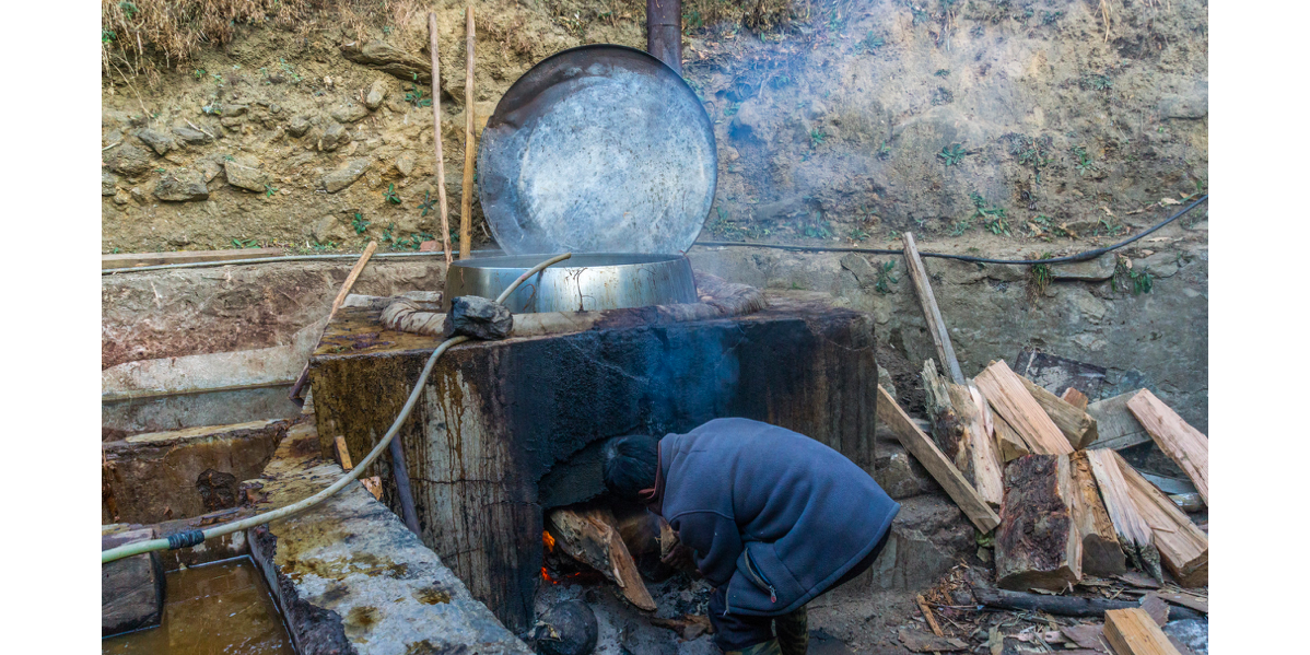 paper making in the Himalayas