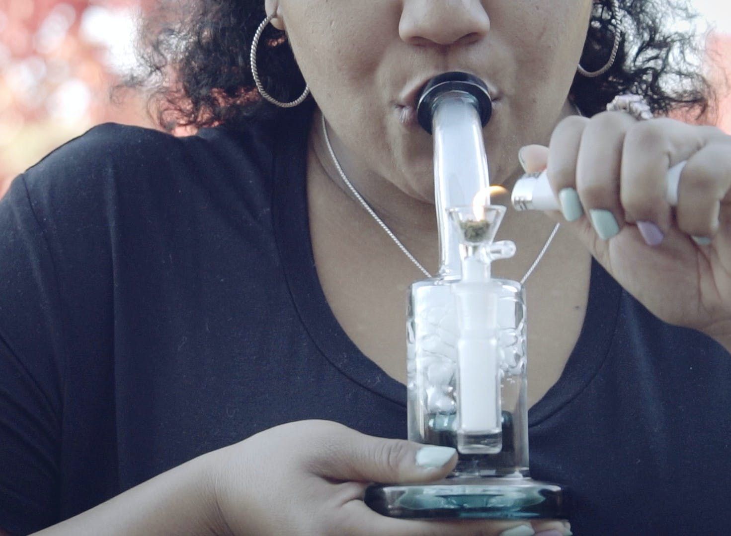 Using Pipes And Bongs to Smoke Medical Marijuana - HelloMD