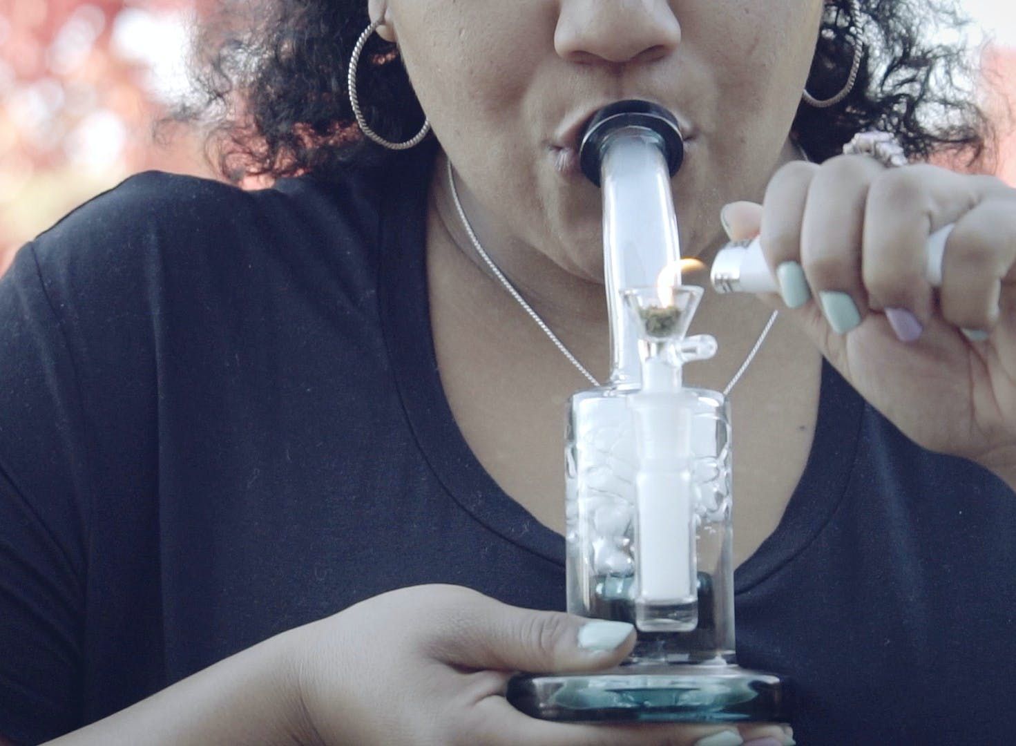 using_pipes_and_bongs_to_smoke_medical_marijuana_8e8073983c